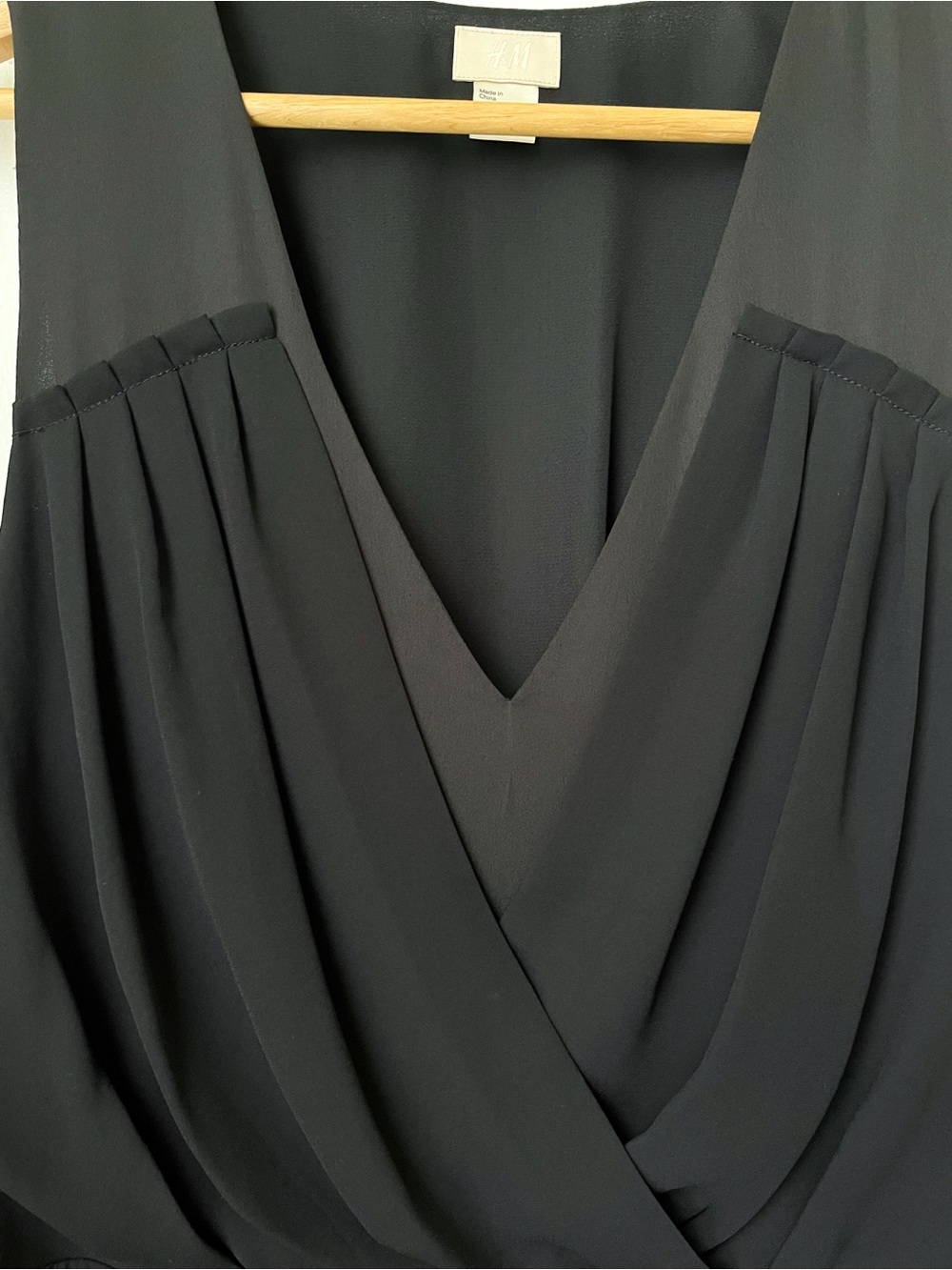 H&M Classic Black Sleeveless V-Neck Dress - Elegant Draped Detail - Picture 4 of 9